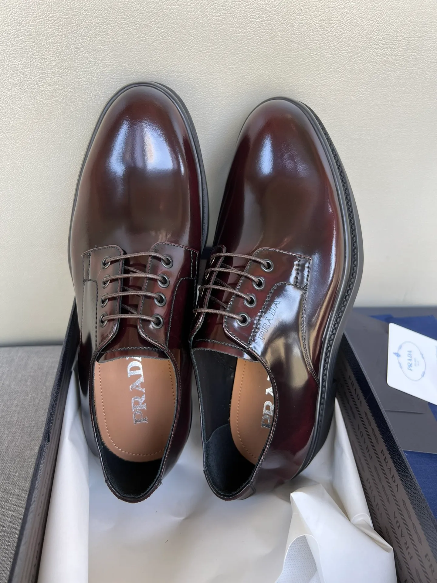 Men's shoes 💰860 💰Best recommendation✨PRADA Prada top purchasing quality imported upper with color-brushed edge beads carved toe design cowhide lining private molded TPU outsole non-slip, wear-resistant and elastic fashionable and versatile burgundy black blue 39-44 in stock (38, 45 customized for replacement, return and exchange)
